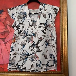 Blouse with ruffle sleeves and fish print.